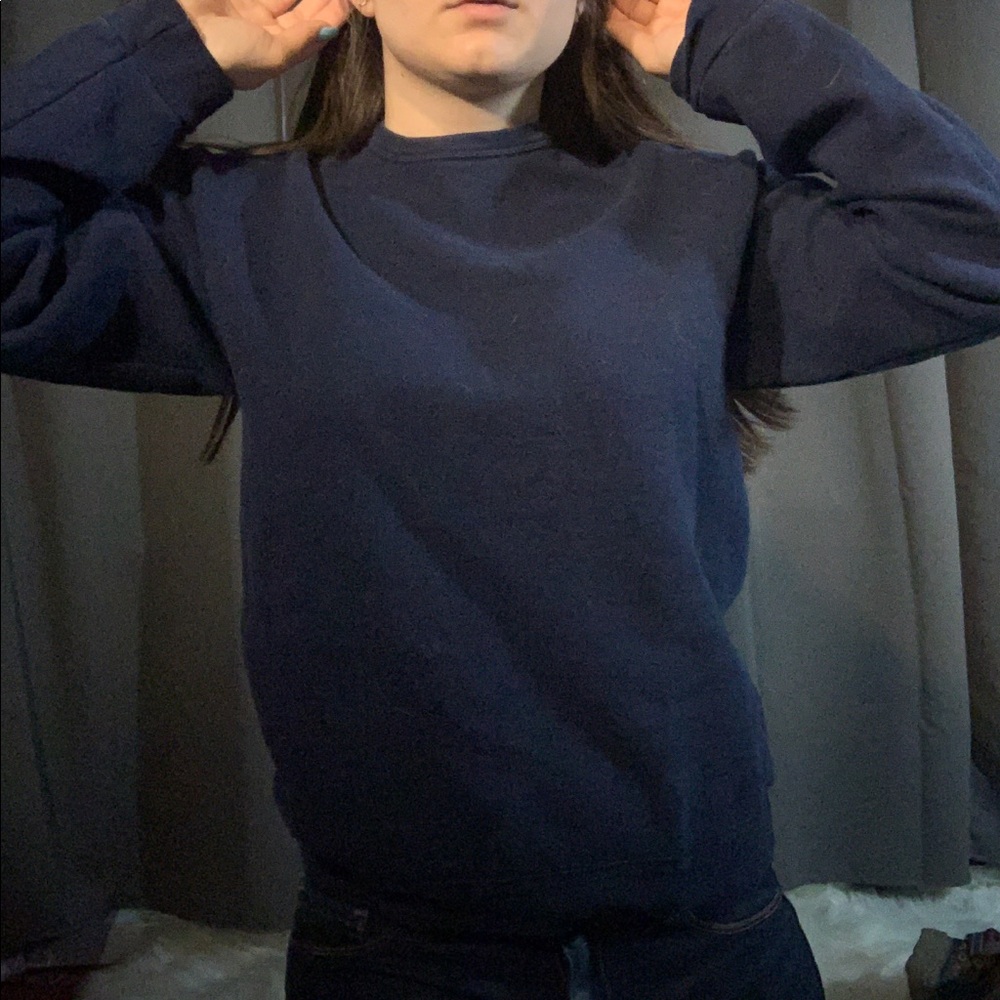 Navy blue sweatshirt crewneck